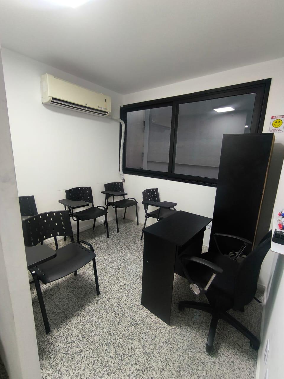 Sala do Espaço Ponto de Apoio com cadeiras e mesa de estudo